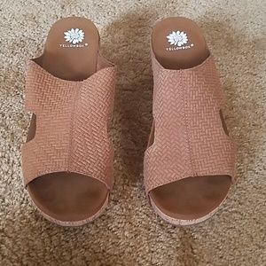 Yellow box Avenoir Chestnut Size 9 EEUC with box.